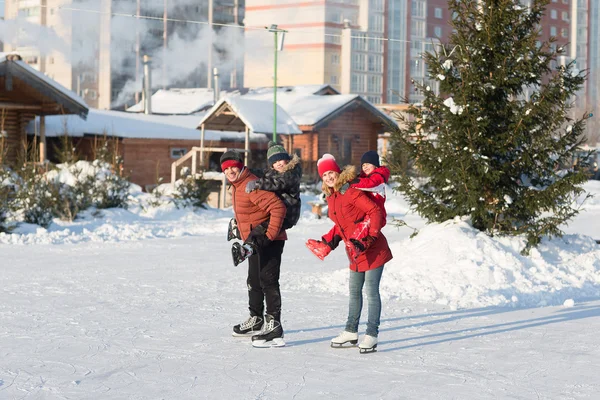 Szczęśliwa rodzina skate w zimie — Zdjęcie stockowe