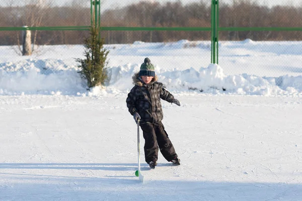 Szczęśliwe dzieci śmieszne gry Hokej na lodowisku — Zdjęcie stockowe