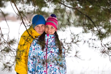 Kış ormanda genç Çift.