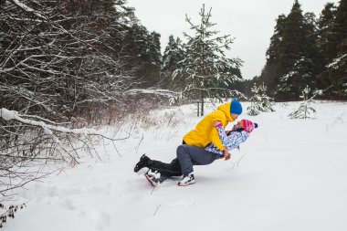 Kış ormanda genç Çift.