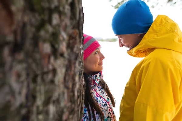 Casal jovem nas florestas de inverno . — Fotografia de Stock