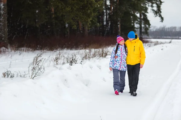 Pareja joven en el bosque de invierno . — Foto de Stock