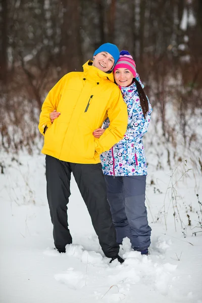 Casal jovem nas florestas de inverno . — Fotografia de Stock