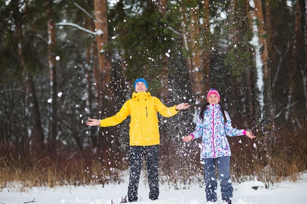 Pareja joven en el bosque de invierno . — Foto de Stock