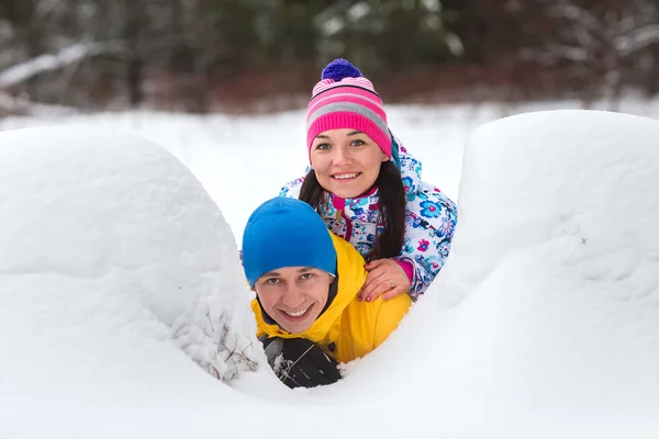 Casal jovem nas florestas de inverno . — Fotografia de Stock