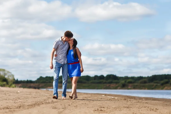 Молодая пара гуляет по пляжу . — стоковое фото
