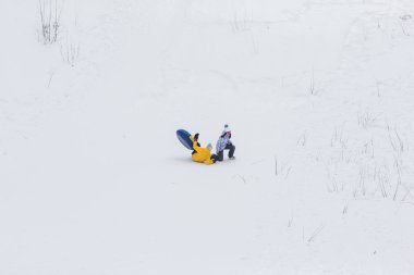 Kış parkta yürüyen genç mutlu çift