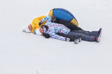Kış parkta yürüyen genç mutlu çift