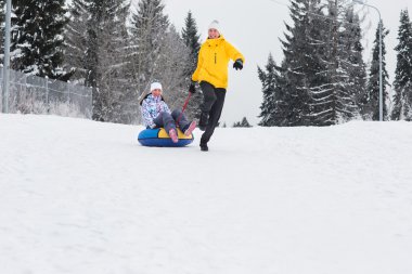 Kış parkta yürüyen genç mutlu çift