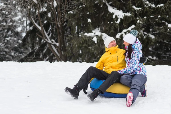 Joven pareja feliz caminando en el parque de invierno — Foto de Stock