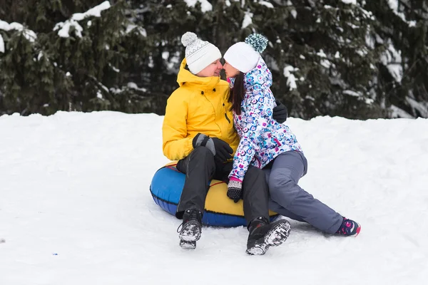 Unga lyckliga par promenader i vinter park — Stockfoto
