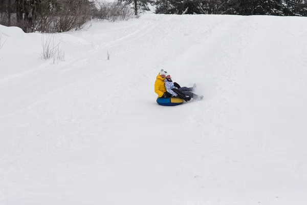 Młoda szczęśliwa para spaceru w winter park — Zdjęcie stockowe