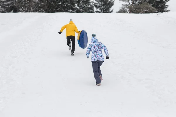 Młoda szczęśliwa para spaceru w winter park — Zdjęcie stockowe