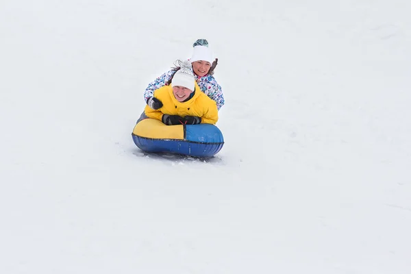 Unga lyckliga par promenader i vinter park — Stockfoto