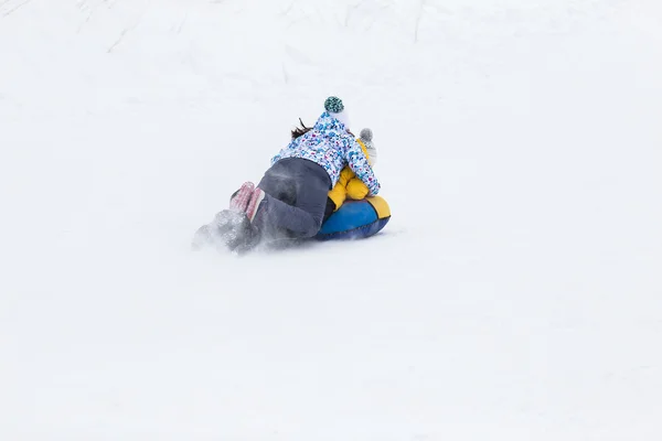 Jovem casal feliz andando no parque de inverno — Fotografia de Stock