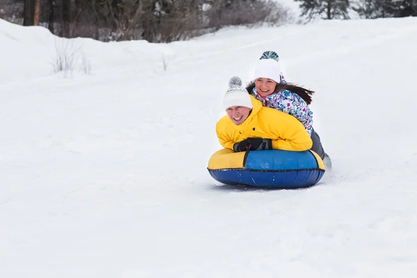 Giovane coppia felice passeggiando nel parco invernale — Foto Stock