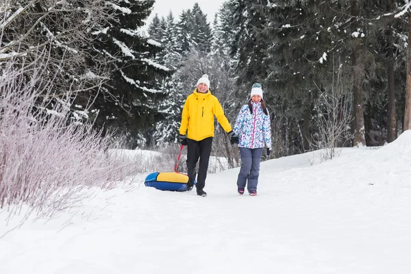 Joven pareja feliz caminando en el parque de invierno — Foto de Stock