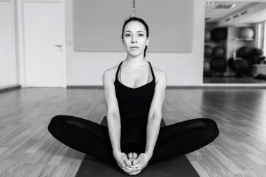 kadın pratik yoga Pose