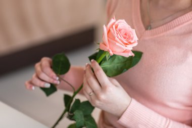 Genç mutlu çift romantik bir Tarih