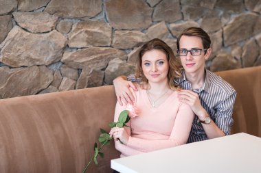 Genç mutlu çift romantik bir Tarih