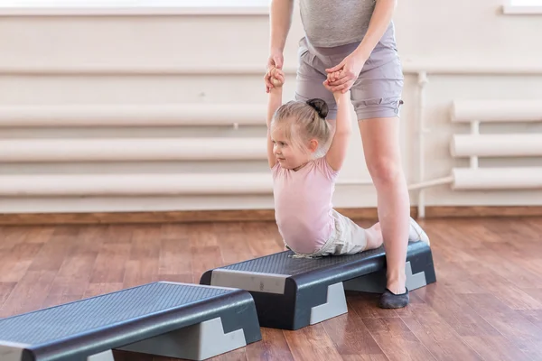 Exercises gymnastics coach with a daughter — Stock Photo, Image