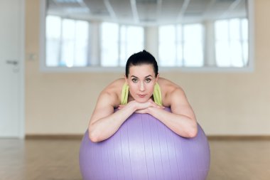 Güzel genç kadın fitness salonunda yapıyor