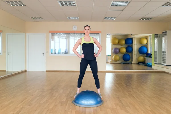 Mooie jonge vrouw doen fitness in de sportschool — Stockfoto