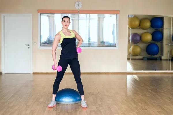 Mooie jonge vrouw doen fitness in de sportschool — Stockfoto