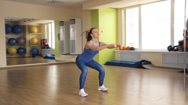 Mladá žena atletické vlaky v tělocvičně — Stock video
