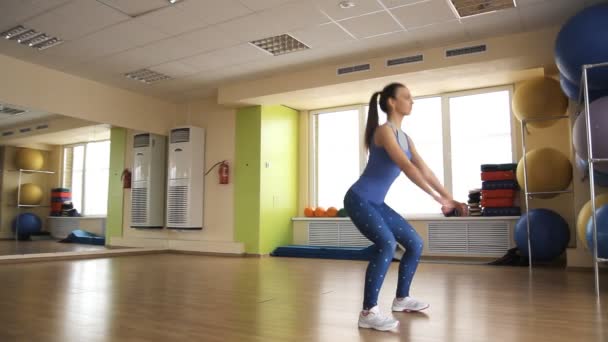 Jeune femme athlétique s'entraîne en salle de gym — Video