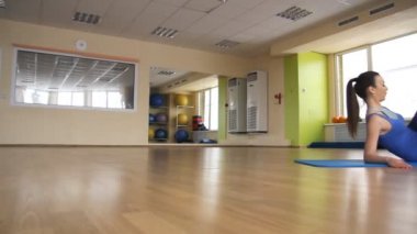 spor salonunda genç atletik kadın trenler