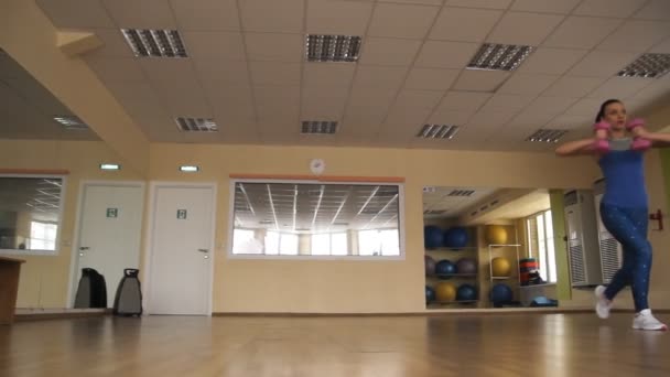 Młoda kobieta lekkoatletycznego pociągów w siłowni — Wideo stockowe