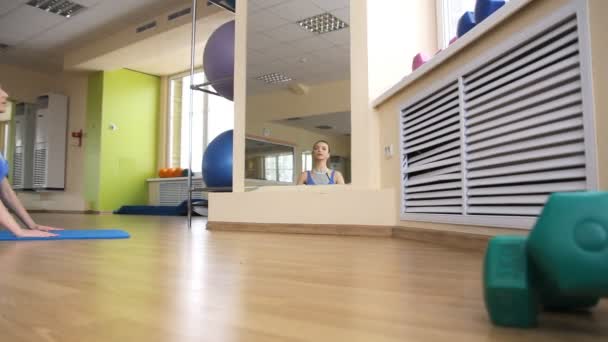 Jeune femme athlétique s'entraîne en salle de gym — Video