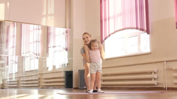 Donna incinta con il suo primo figlio figlia facendo ginnastica — Video Stock