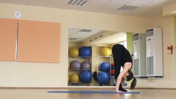 Frau praktiziert Yoga — Stockvideo