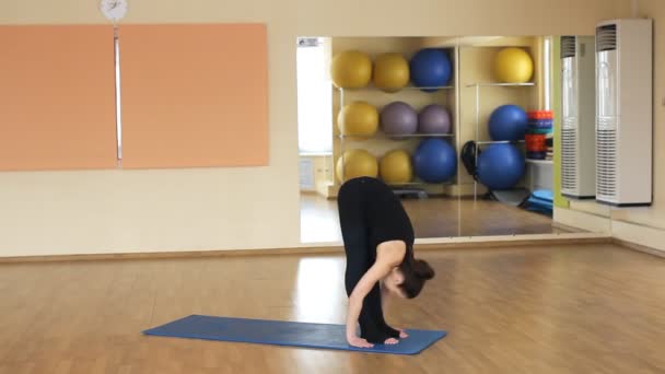 Vrouw die yoga beoefent — Stockvideo