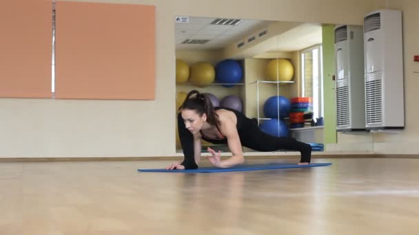Mulher praticando ioga — Vídeo de Stock
