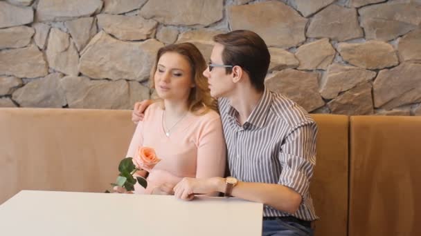 Νεαρό ζευγάρι χαρούμενος για μια ρομαντική ημερομηνία — Αρχείο Βίντεο