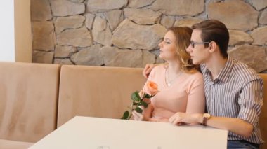 Genç mutlu çift romantik bir Tarih