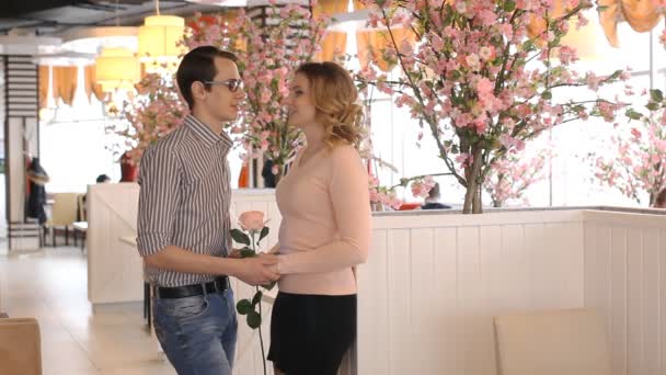 Jovem casal feliz em um encontro romântico — Vídeo de Stock