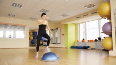 spor salonunda spor kadın trenler