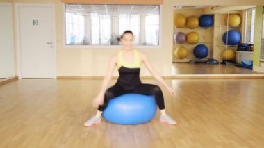 spor salonunda spor kadın trenler