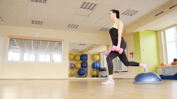 체육관에서 운동 여자 기차 — 비디오