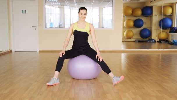 Sportliche Frau trainiert im Fitnessstudio — Stockvideo
