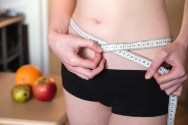 santimetre ile Slim kız