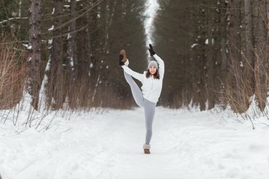 Güzel yerde kış yoga seansı