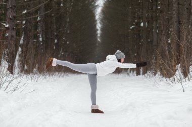 Güzel yerde kış yoga seansı
