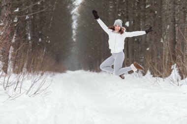 kadın bir ormanda atlama