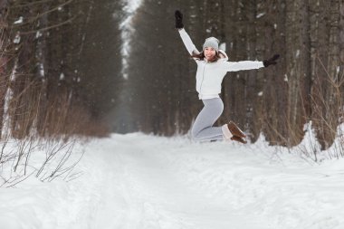kadın bir ormanda atlama