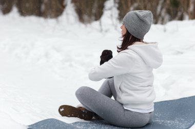 Güzel yerde kış yoga seansı